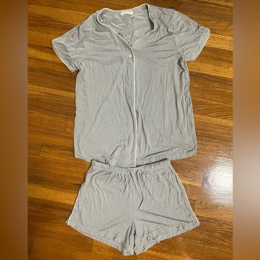 Barefoot Dreams Luxe Milk Jersey Short Sleeve Piped PJ Set Top and Shorts Sz XS - Picture 2 of 2